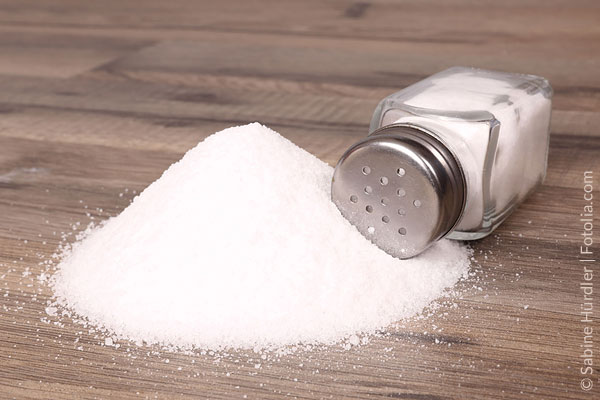 Patienten mit hohen Blutdruck sollten täglich maximal 6 Gramm Salz zu sich nehmen.
